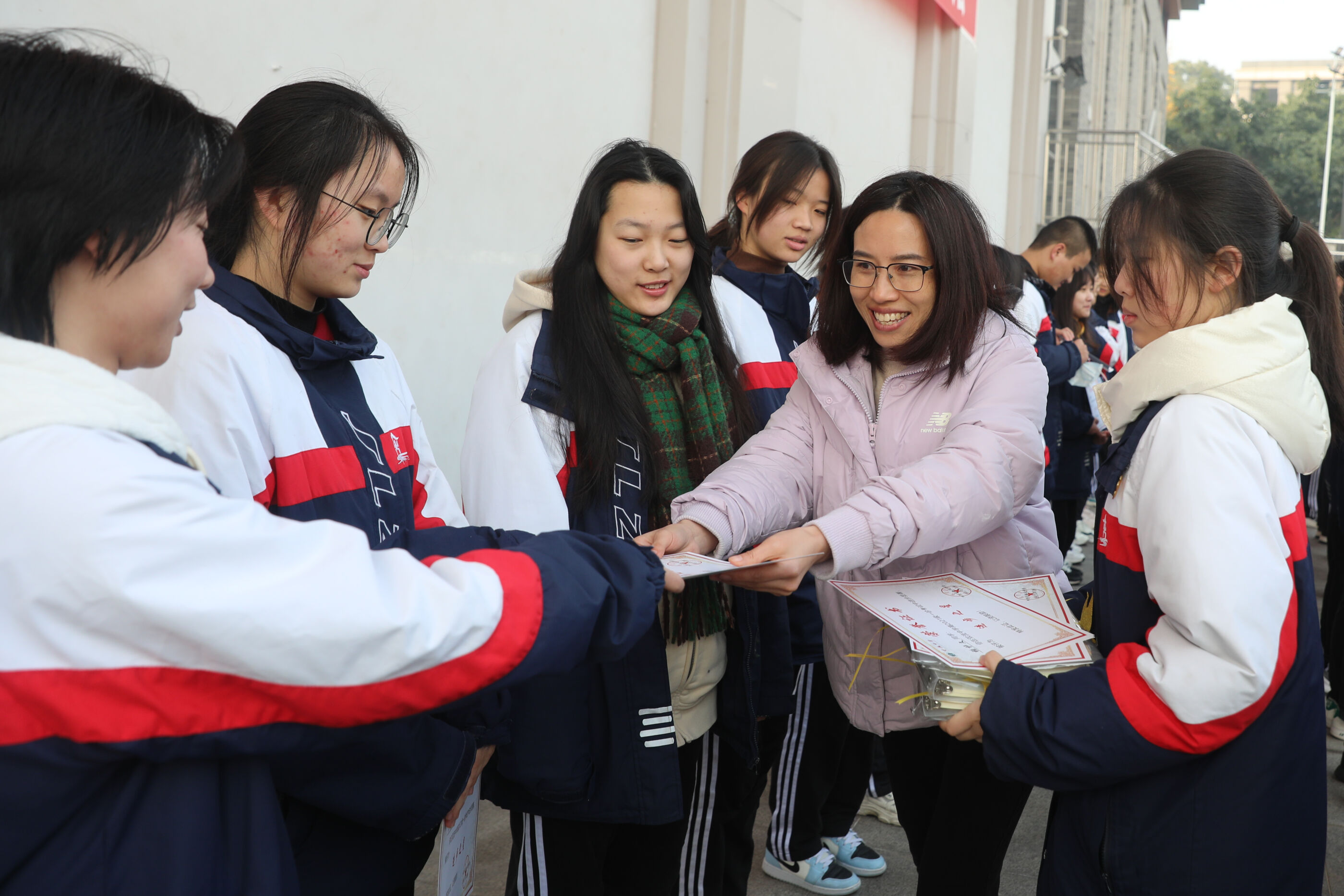 班主任為學(xué)生頒獎(jiǎng)