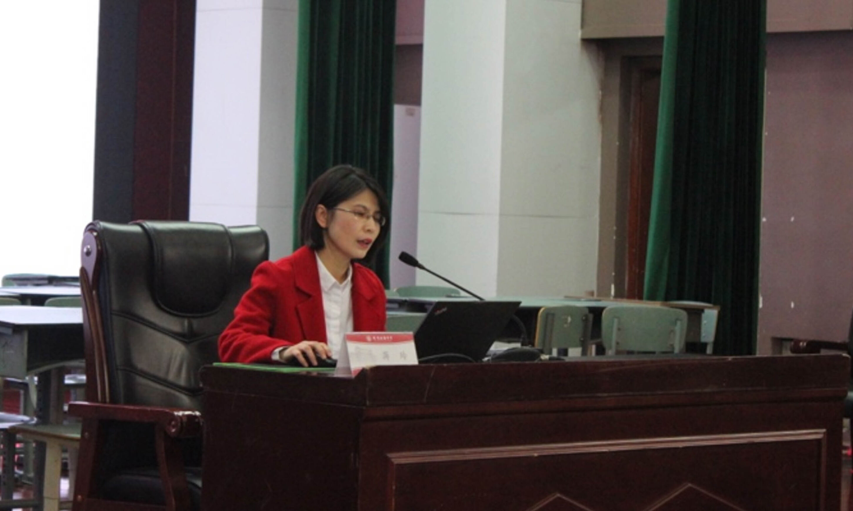 圖3 蔣玲老師做講座