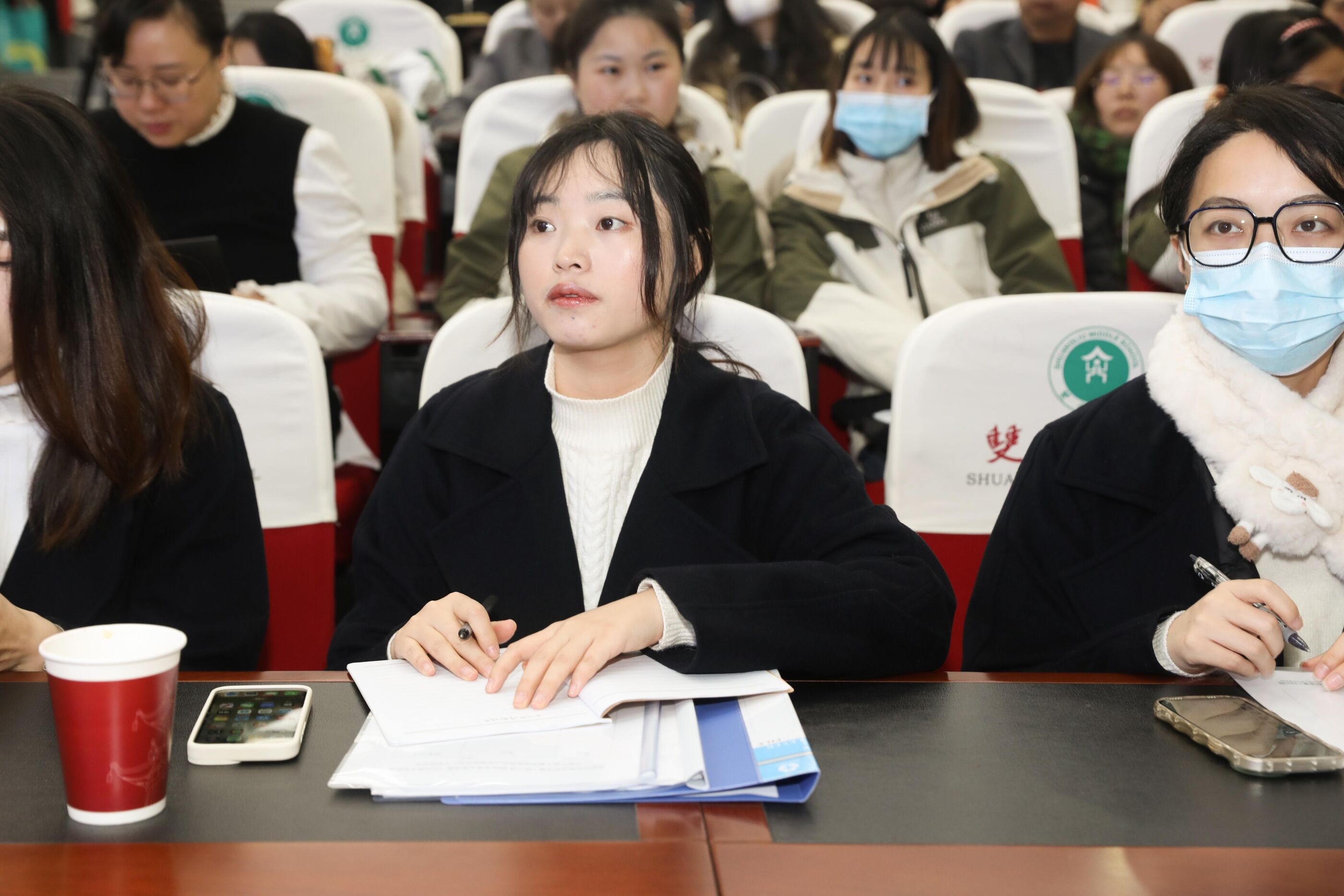 認(rèn)真傾聽匯報(bào)的教師們剪影