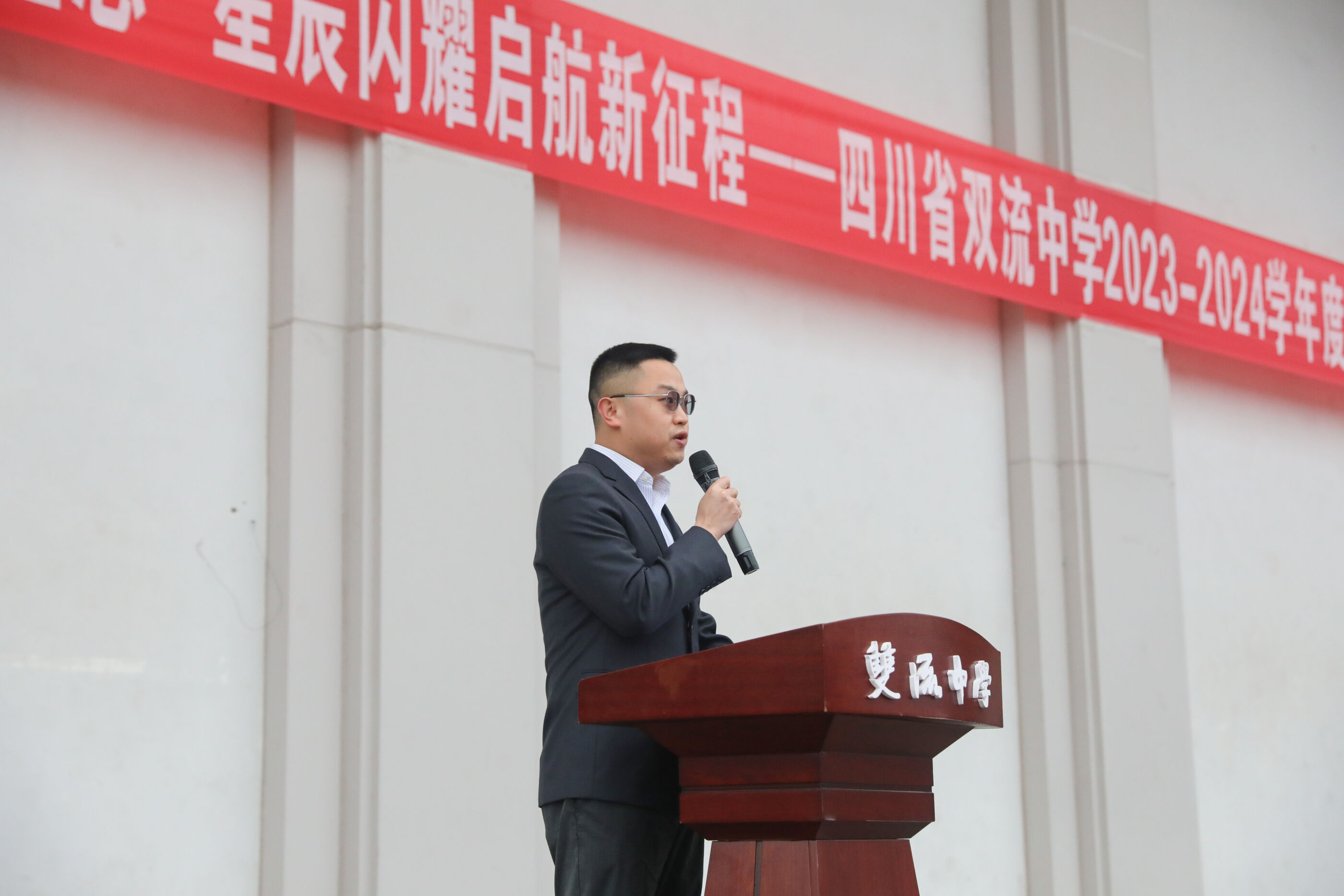 教師代表秦圣懿發(fā)言