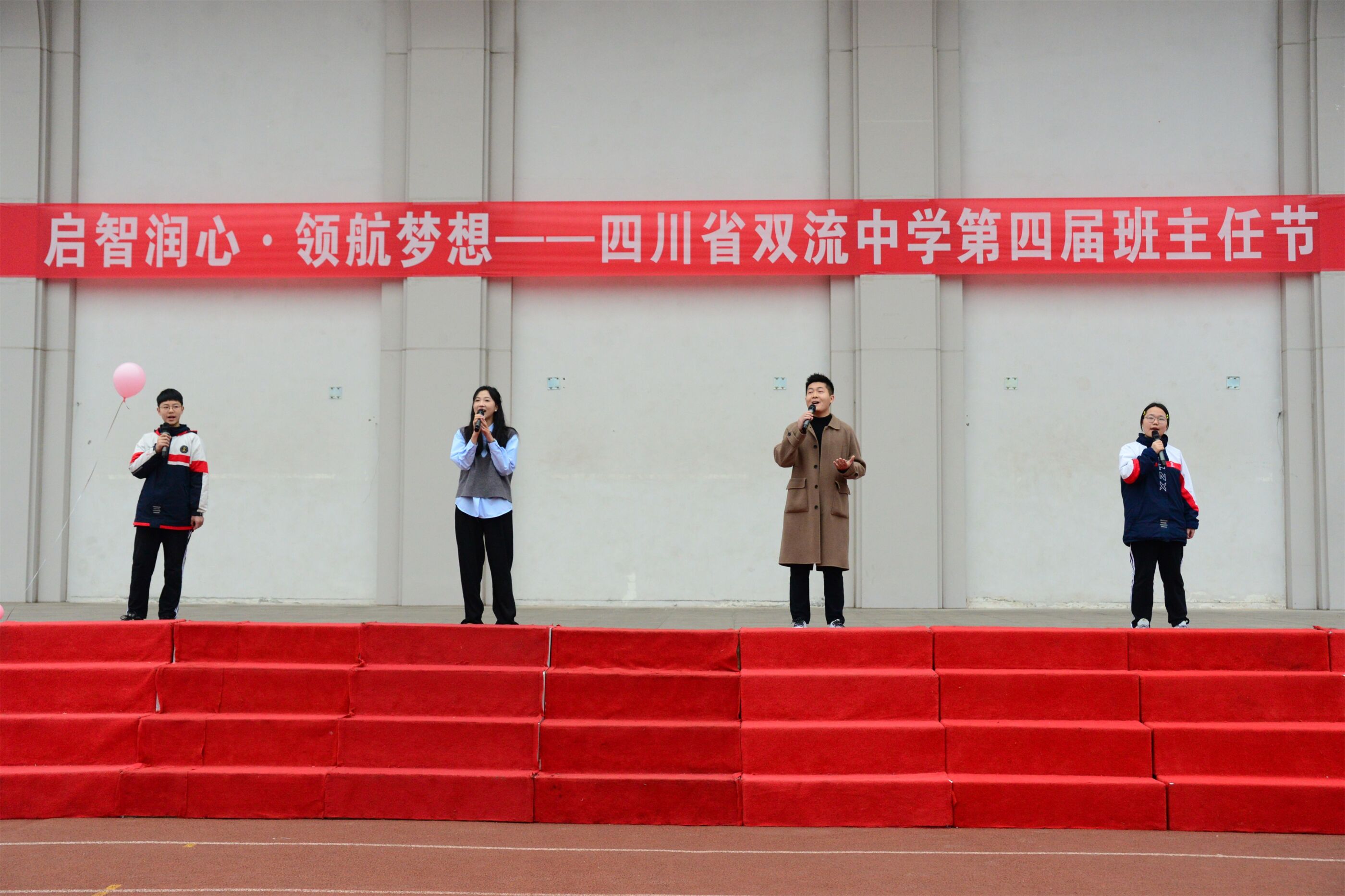 蔡文乙、張佳藝?yán)蠋熂皩W(xué)生演唱《玉蘭花開》