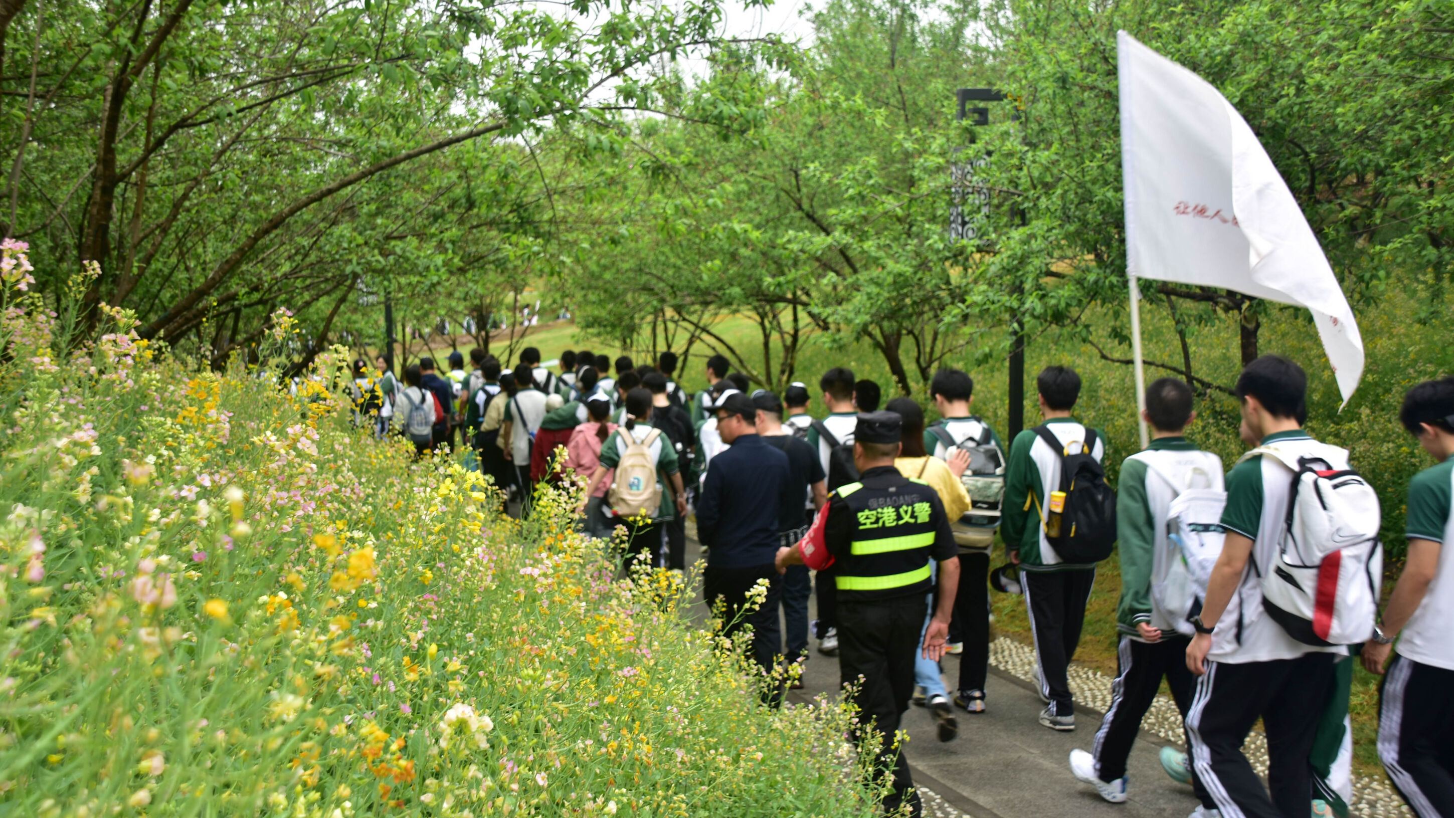 圖4 行進中的同學們