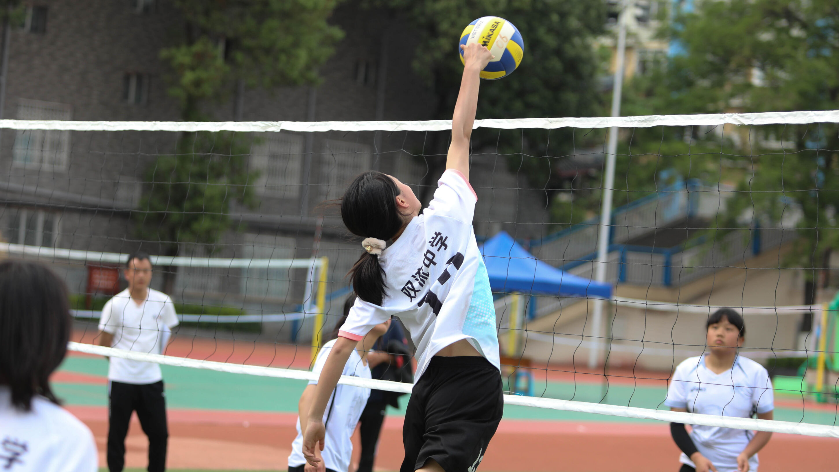 圖2 雙流中學(xué)運(yùn)動員賽場英姿