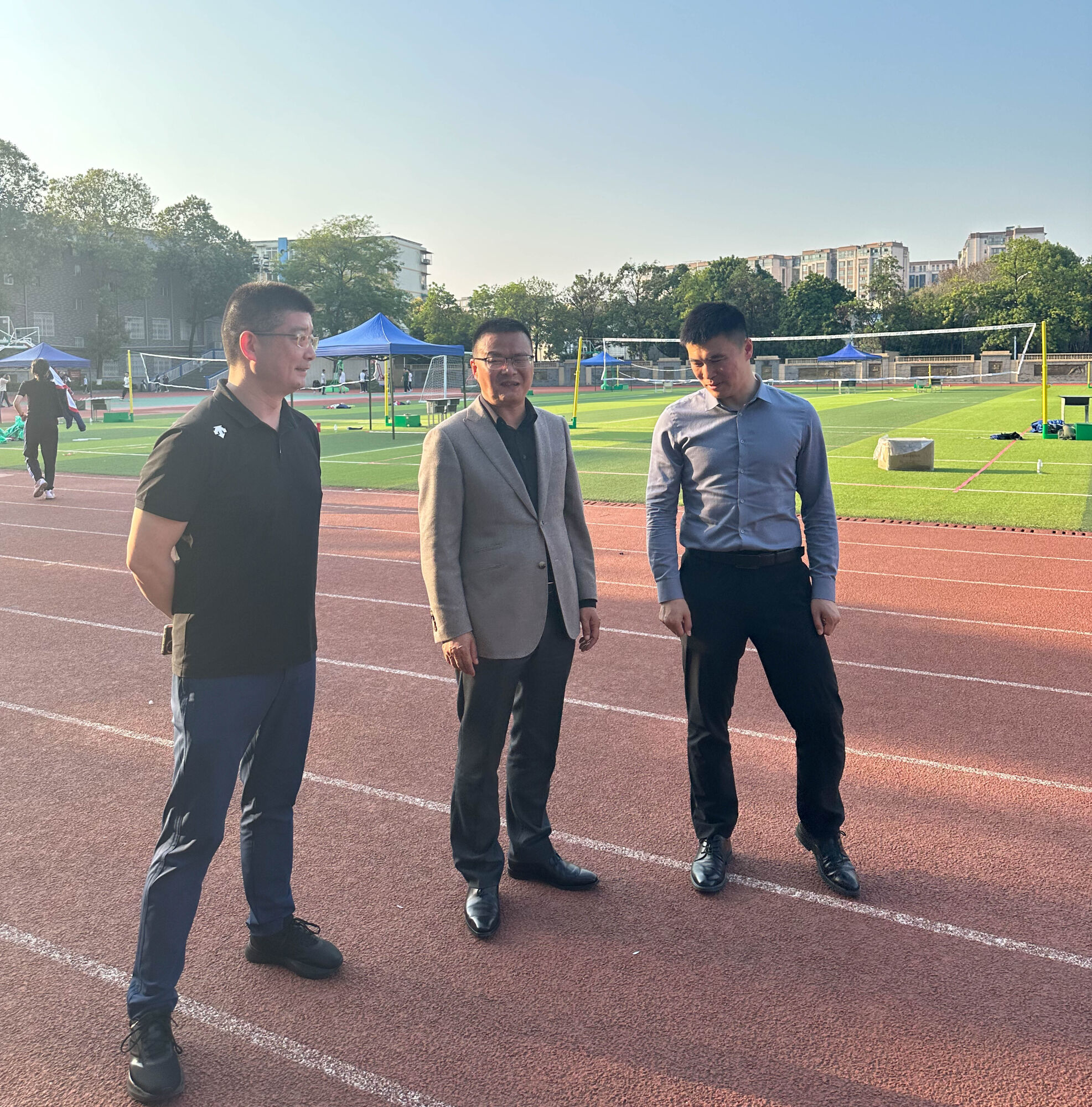 圖3 黃超書記陪同雙流教育局德育藝體科干事孫洪磊、體育教研員游海峰到現(xiàn)場指導(dǎo)