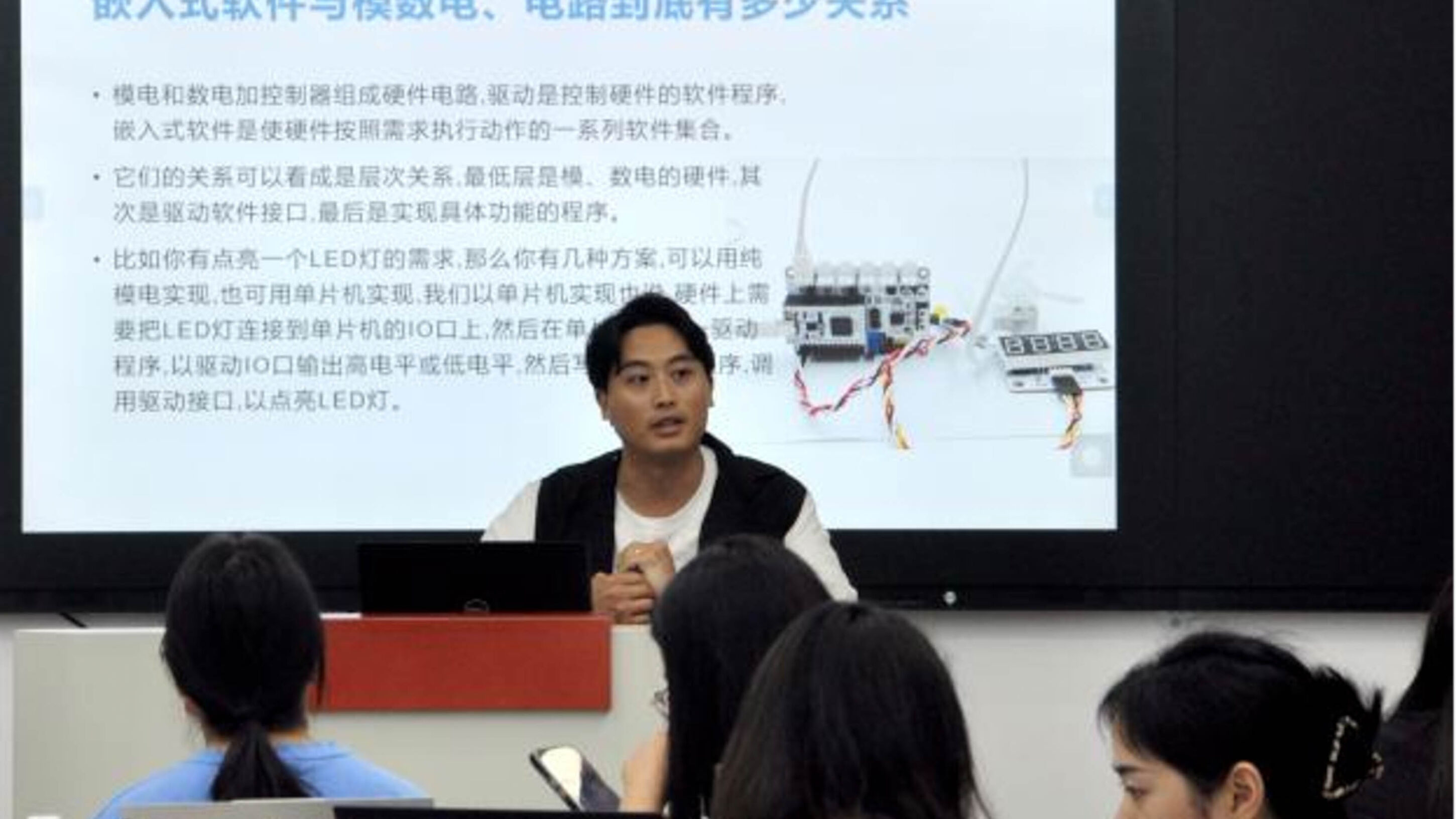 圖4 張忠義老師帶進(jìn)行嵌入式綜合技能實操培訓(xùn)