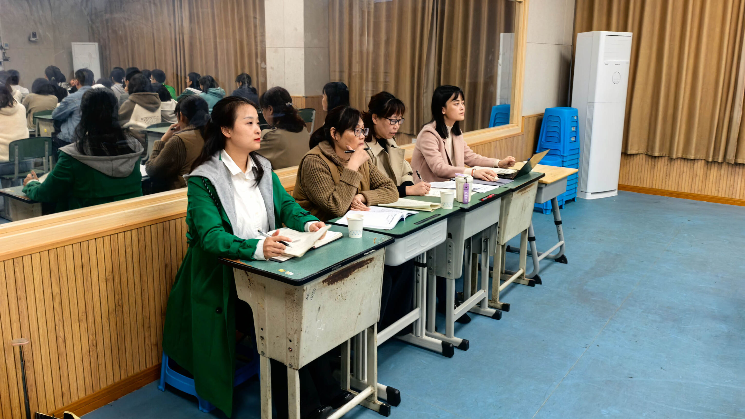 圖4 評(píng)課老師