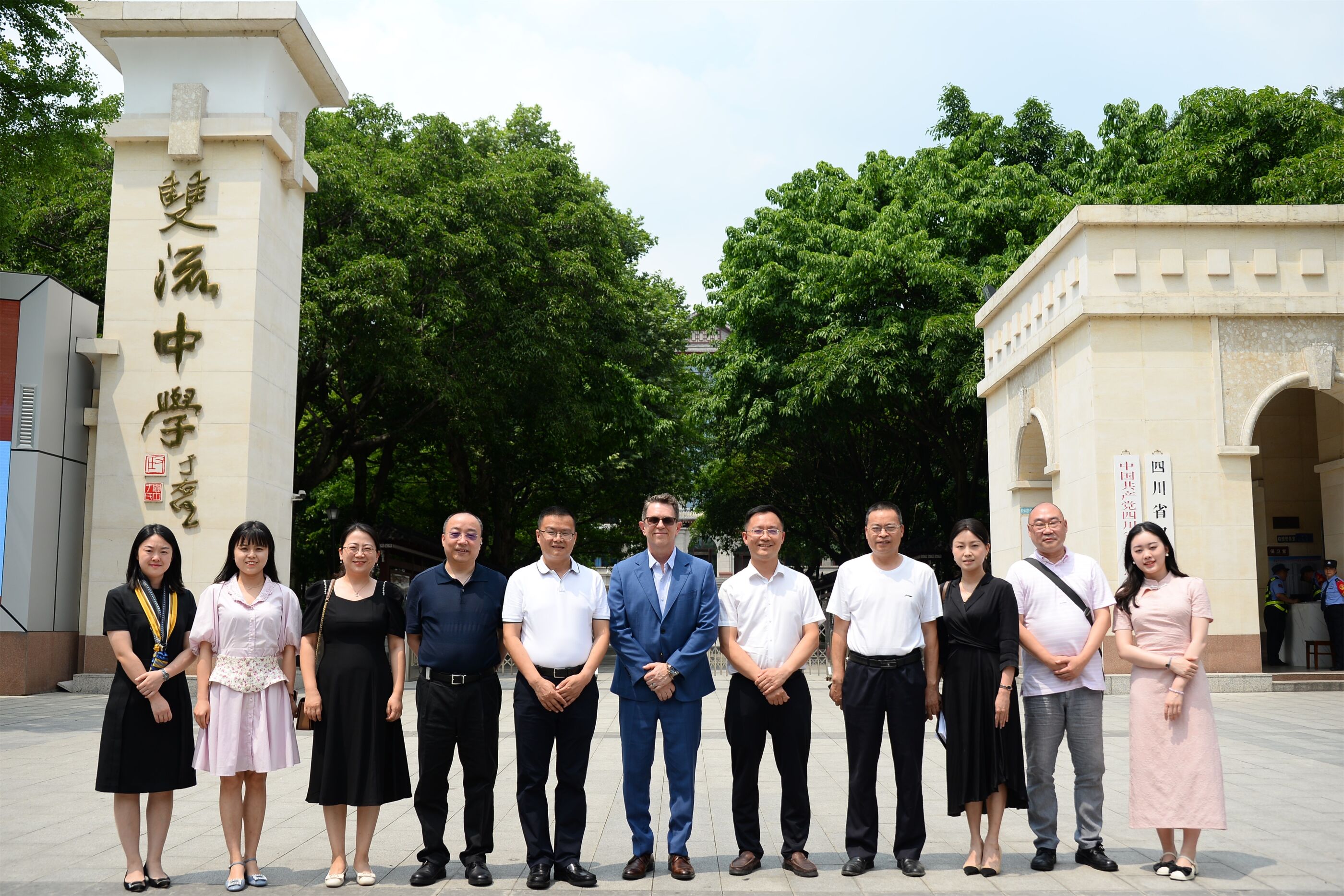 1、雙方在學(xué)校門(mén)口合照留念