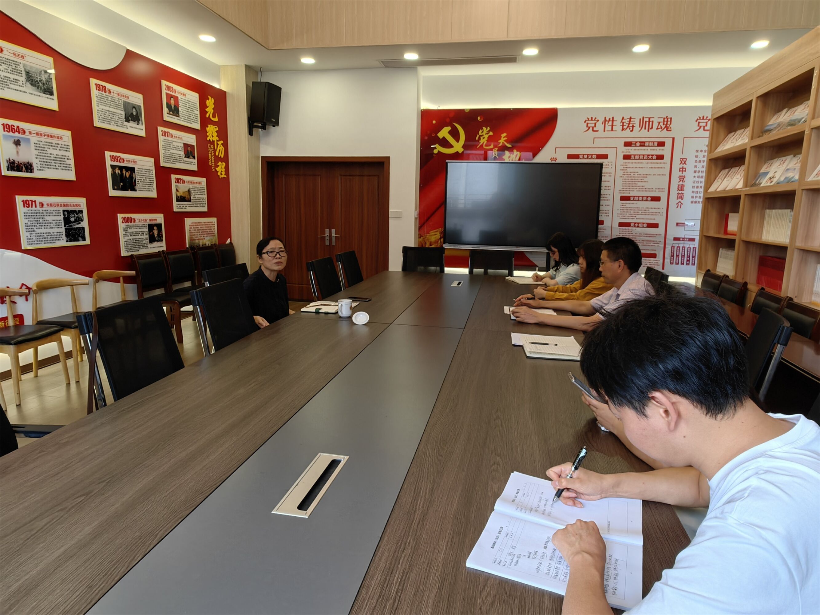 圖二 與會老師認(rèn)真聆聽