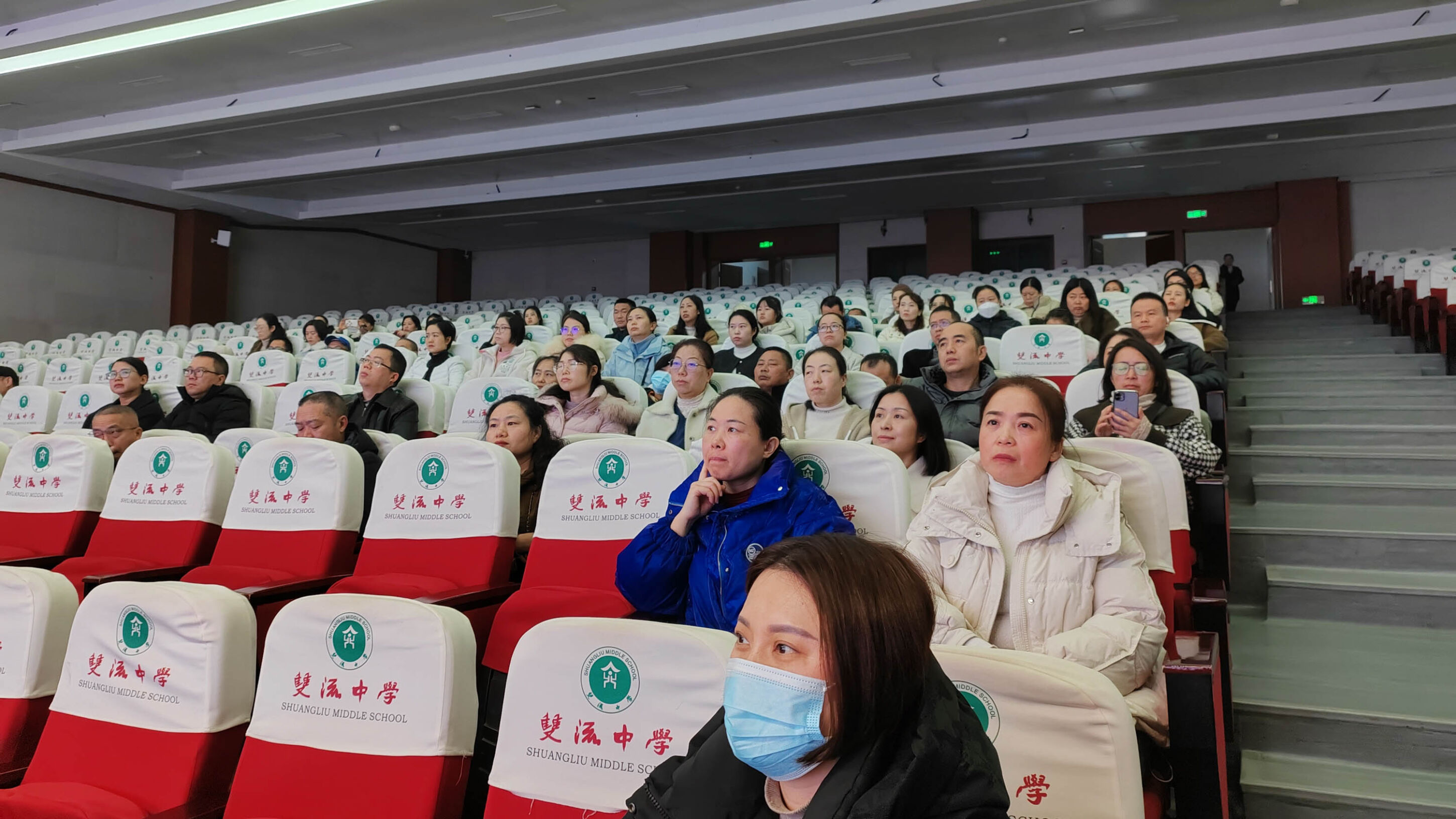 圖2 家長們認真傾聽