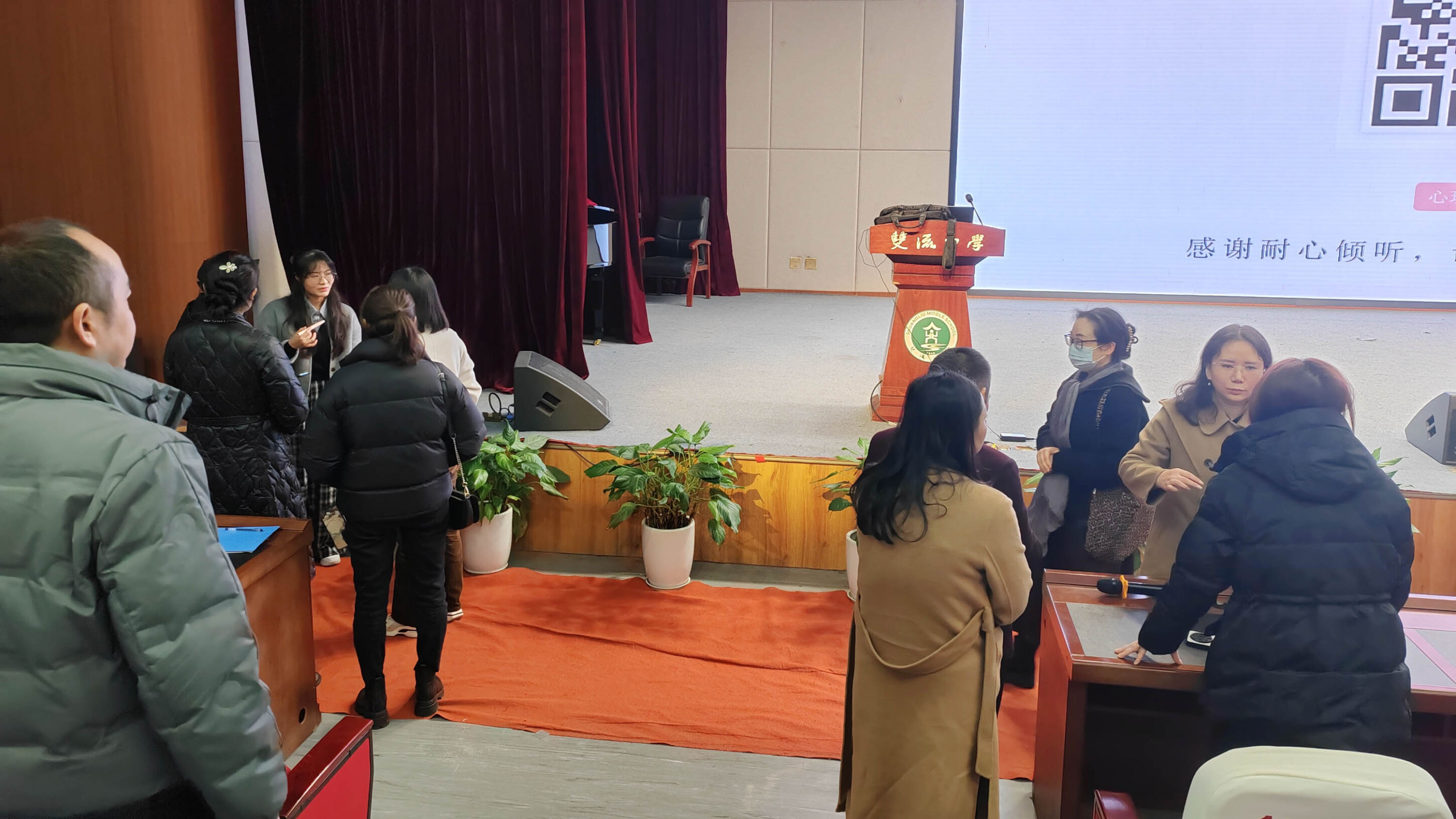 圖3 家長們討論交流