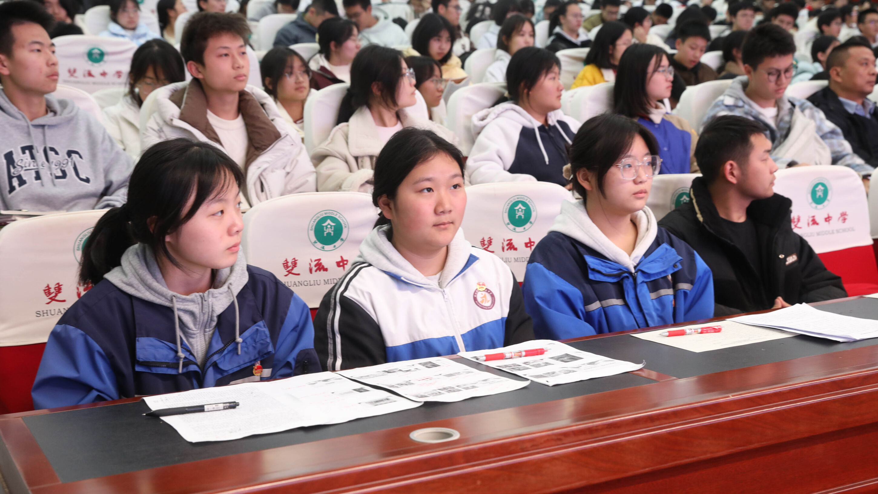 圖4 觀看比賽的同學們