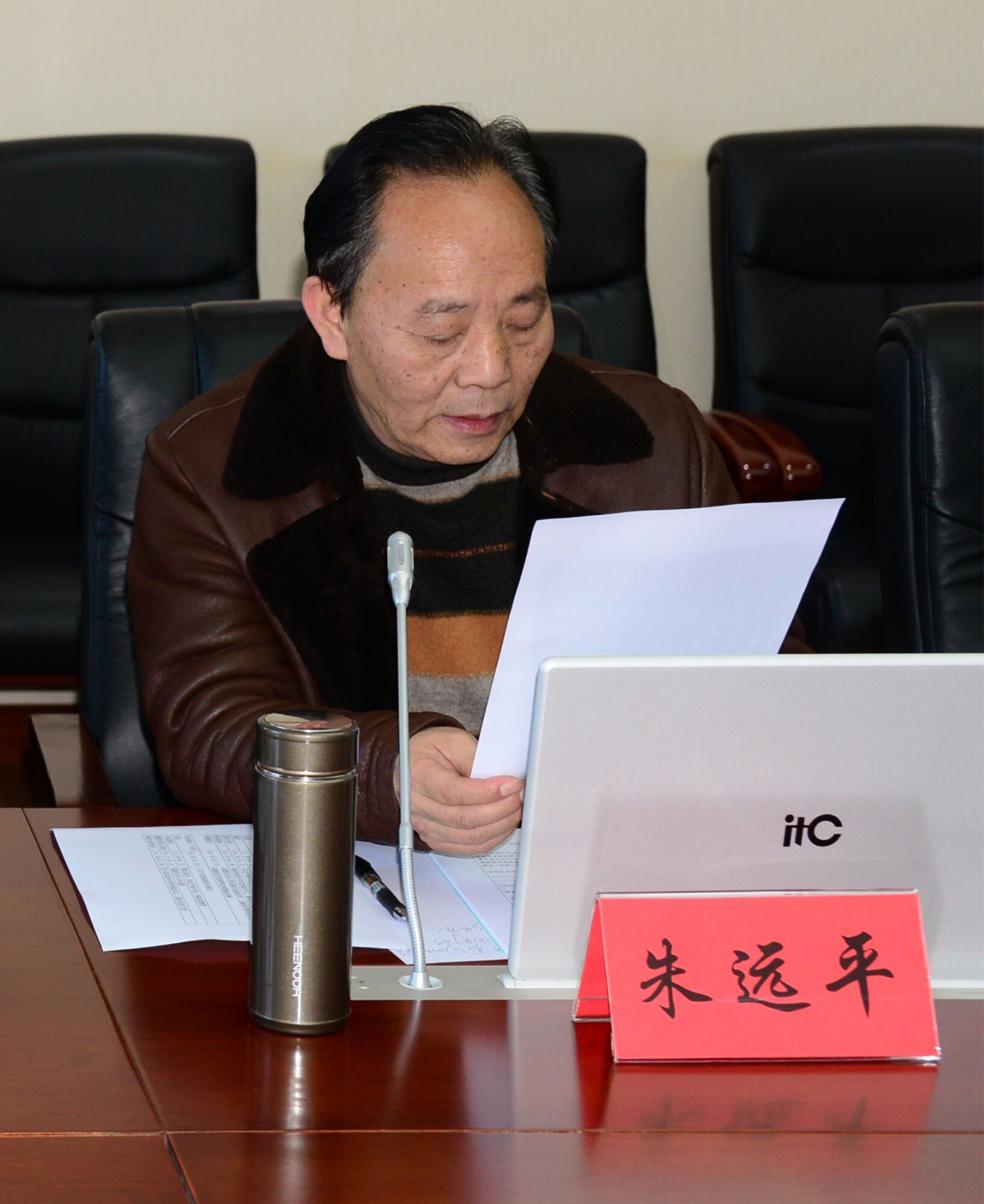 圖片7 朱遠(yuǎn)平宣讀課題立項通知