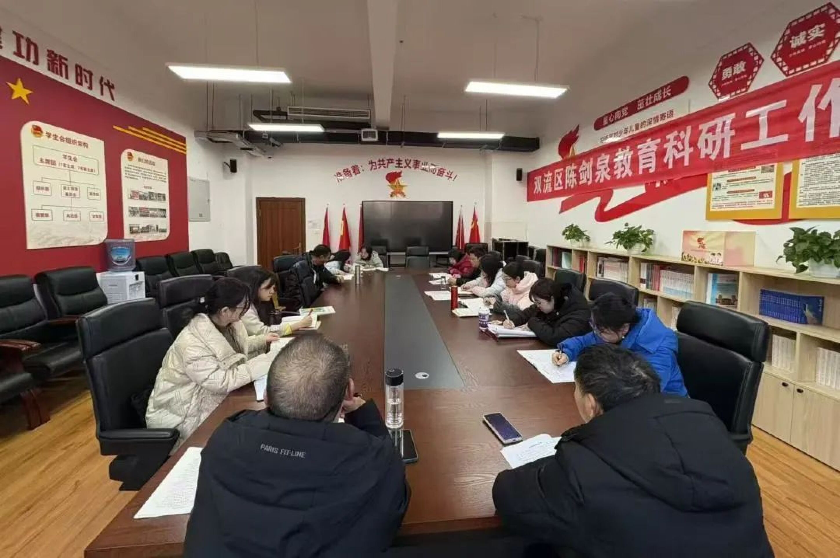 圖1 語文組教師開會研討