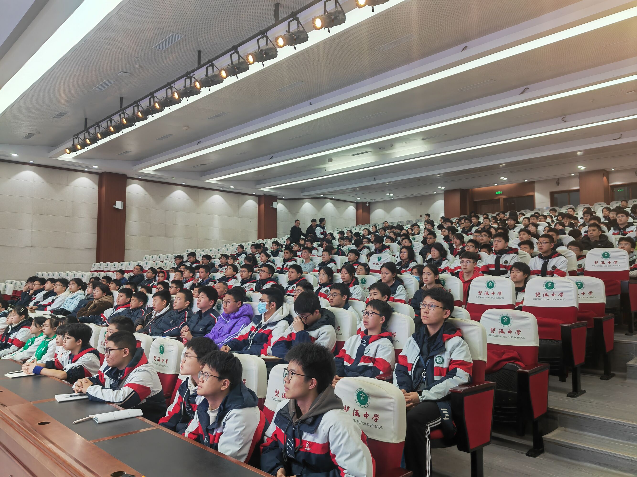 圖7：認(rèn)真聽(tīng)講的學(xué)生們