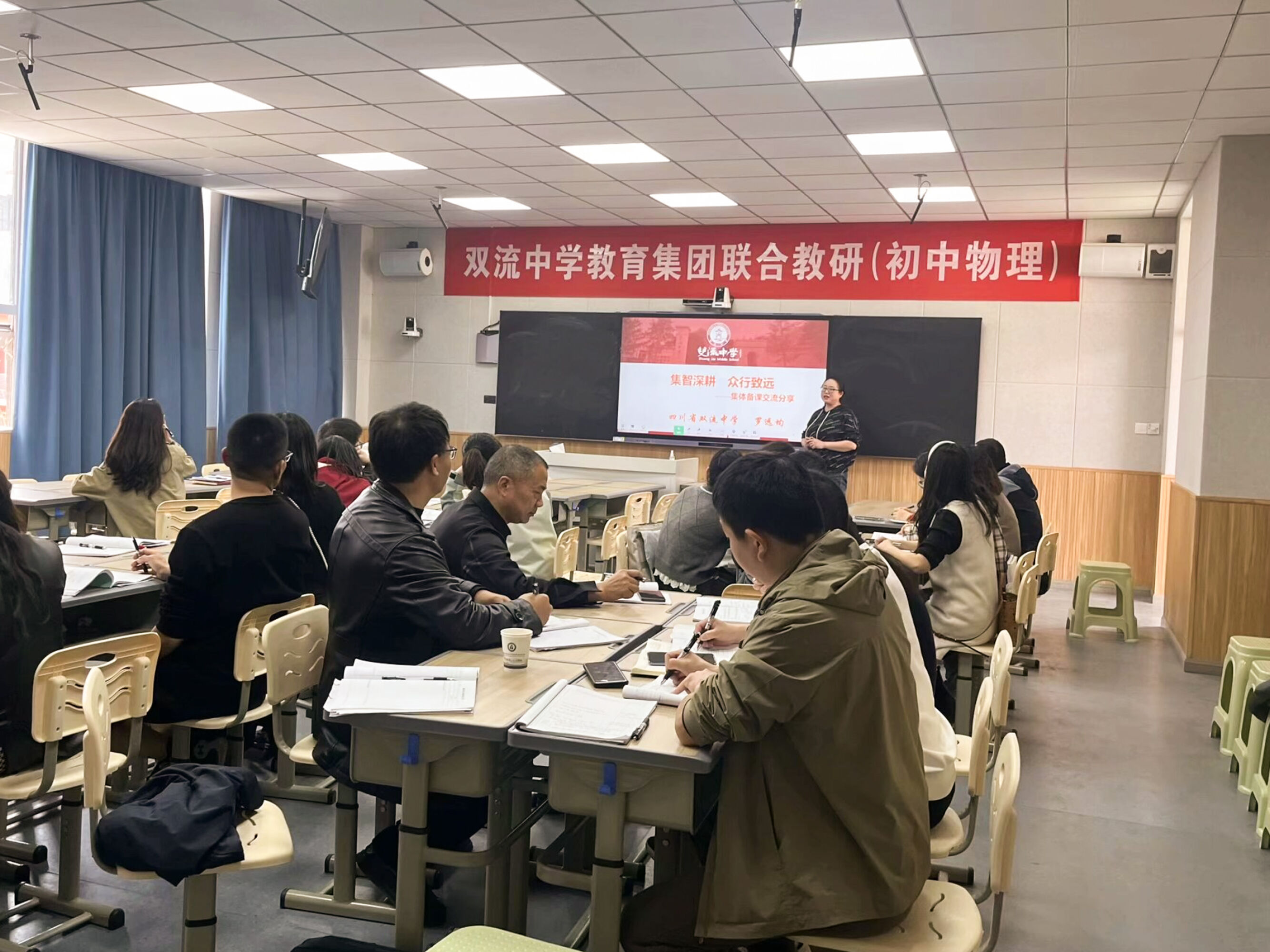 圖7 羅遠(yuǎn)均老師講座現(xiàn)場