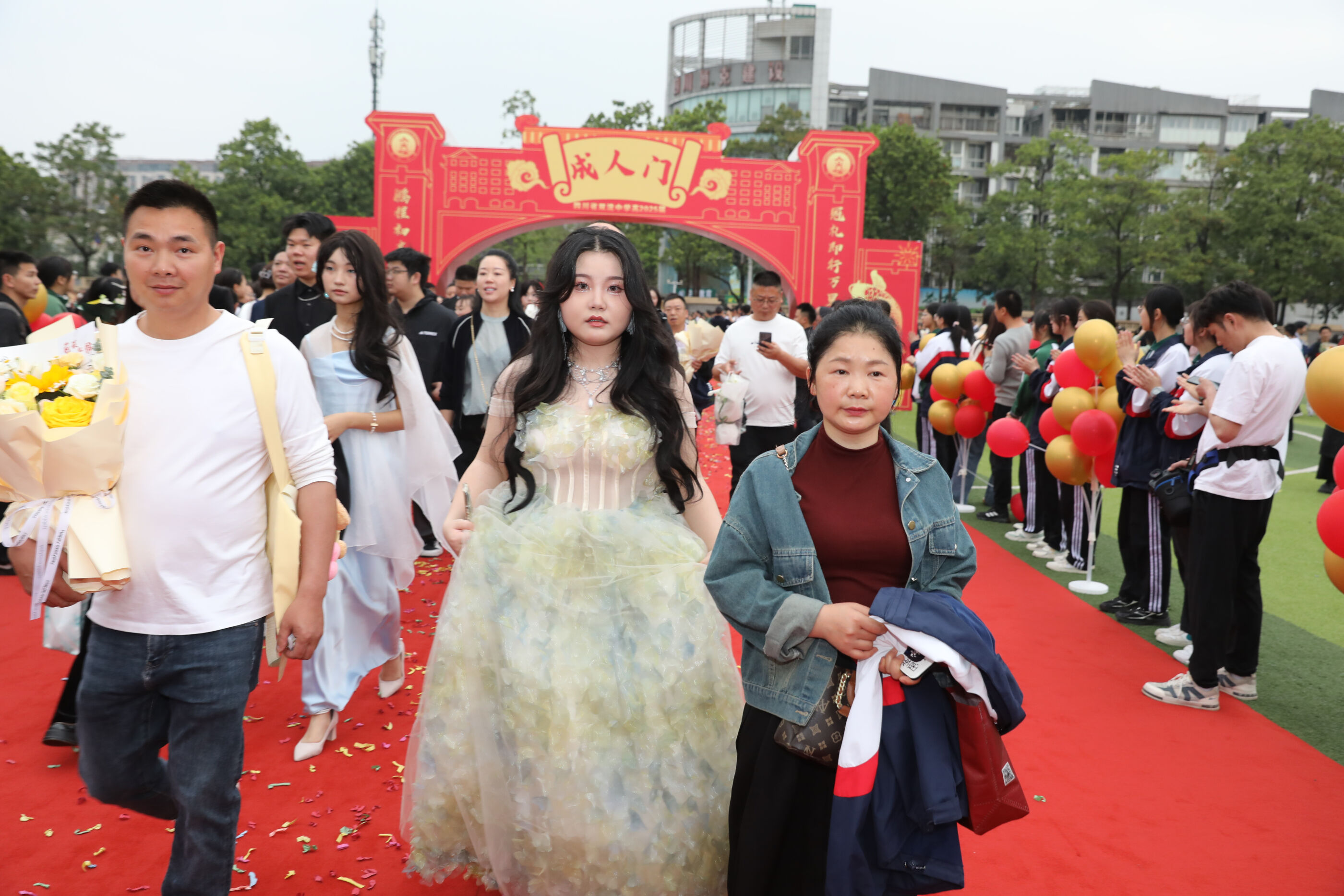 高三10班的學(xué)生在家長(zhǎng)陪同下通過(guò)成人門