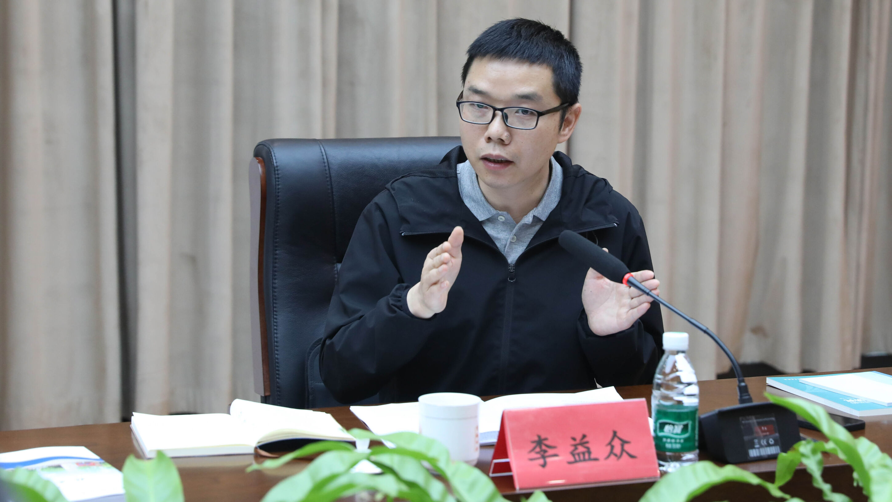 圖6 李益眾主編進(jìn)行課題指導(dǎo)