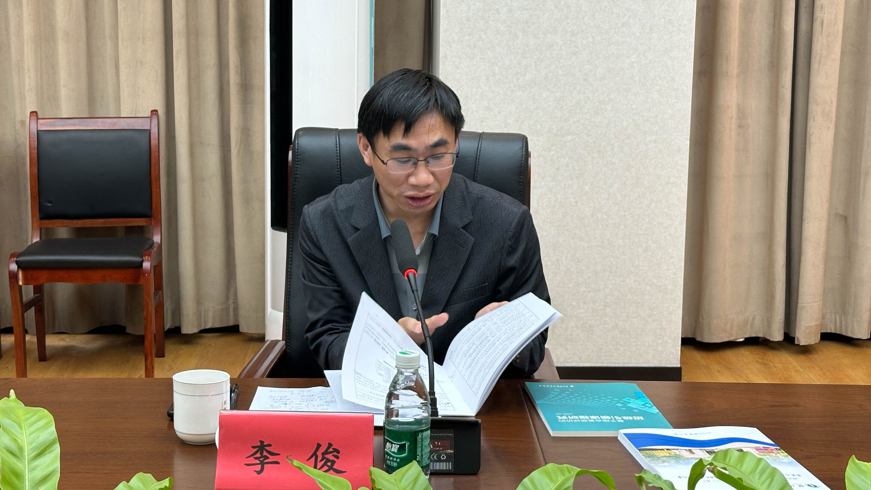 圖7 李俊教授進(jìn)行課題指導(dǎo)