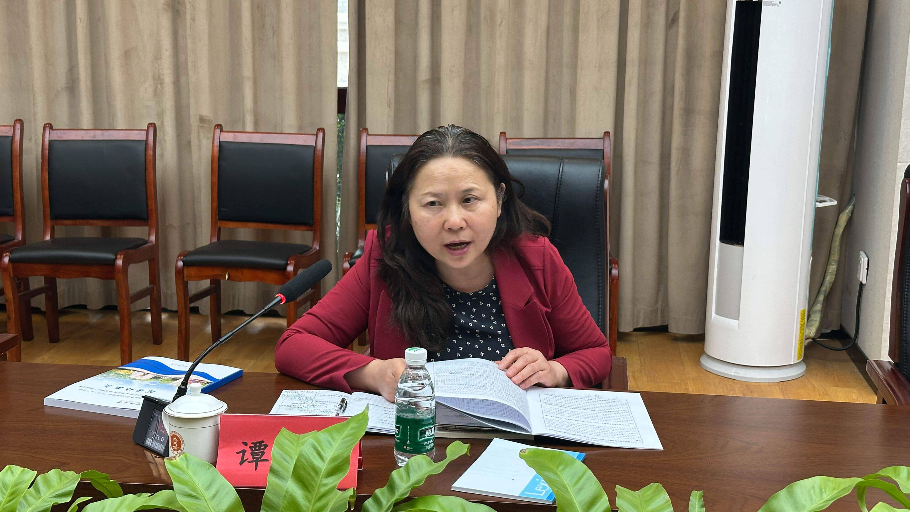 圖8 譚文麗院長進(jìn)行課題指導(dǎo)