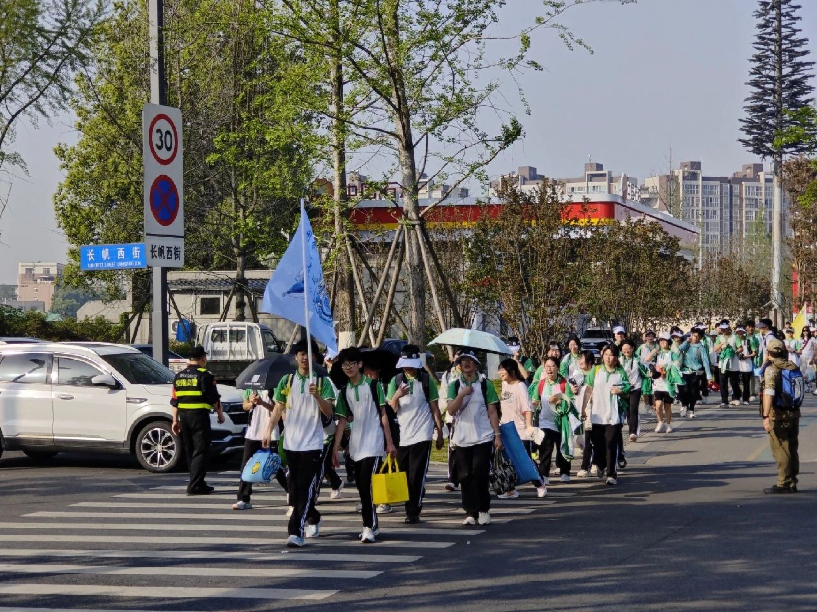 圖一：學(xué)生出游