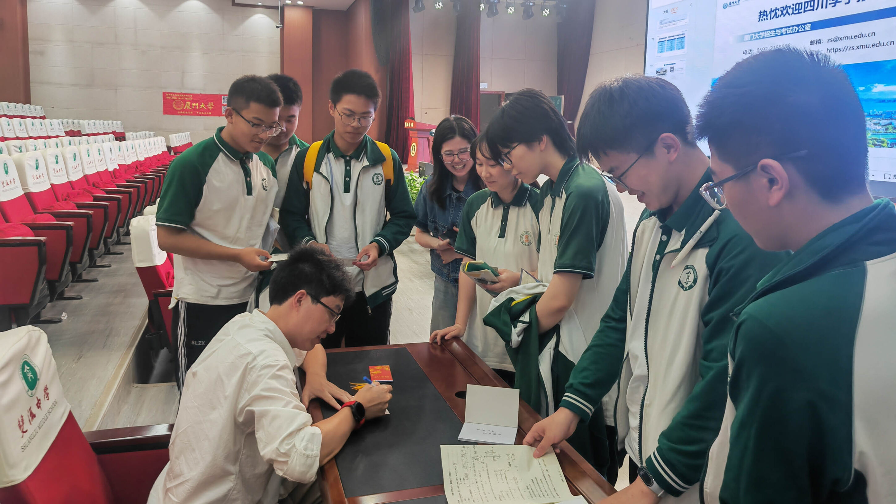 圖4 同學(xué)們熱情地向楊教授請教