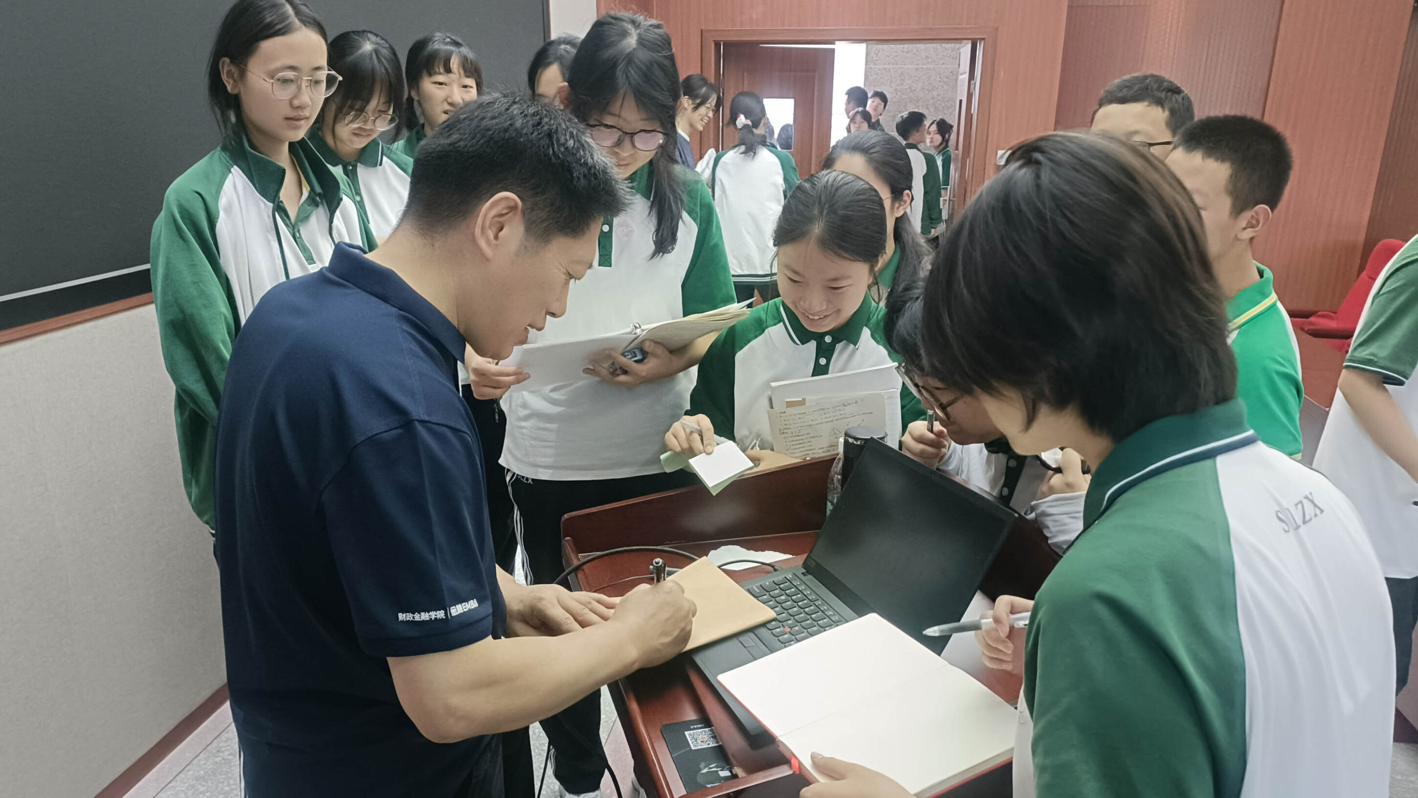 圖4 同學(xué)們積極踴躍向戴教授請教