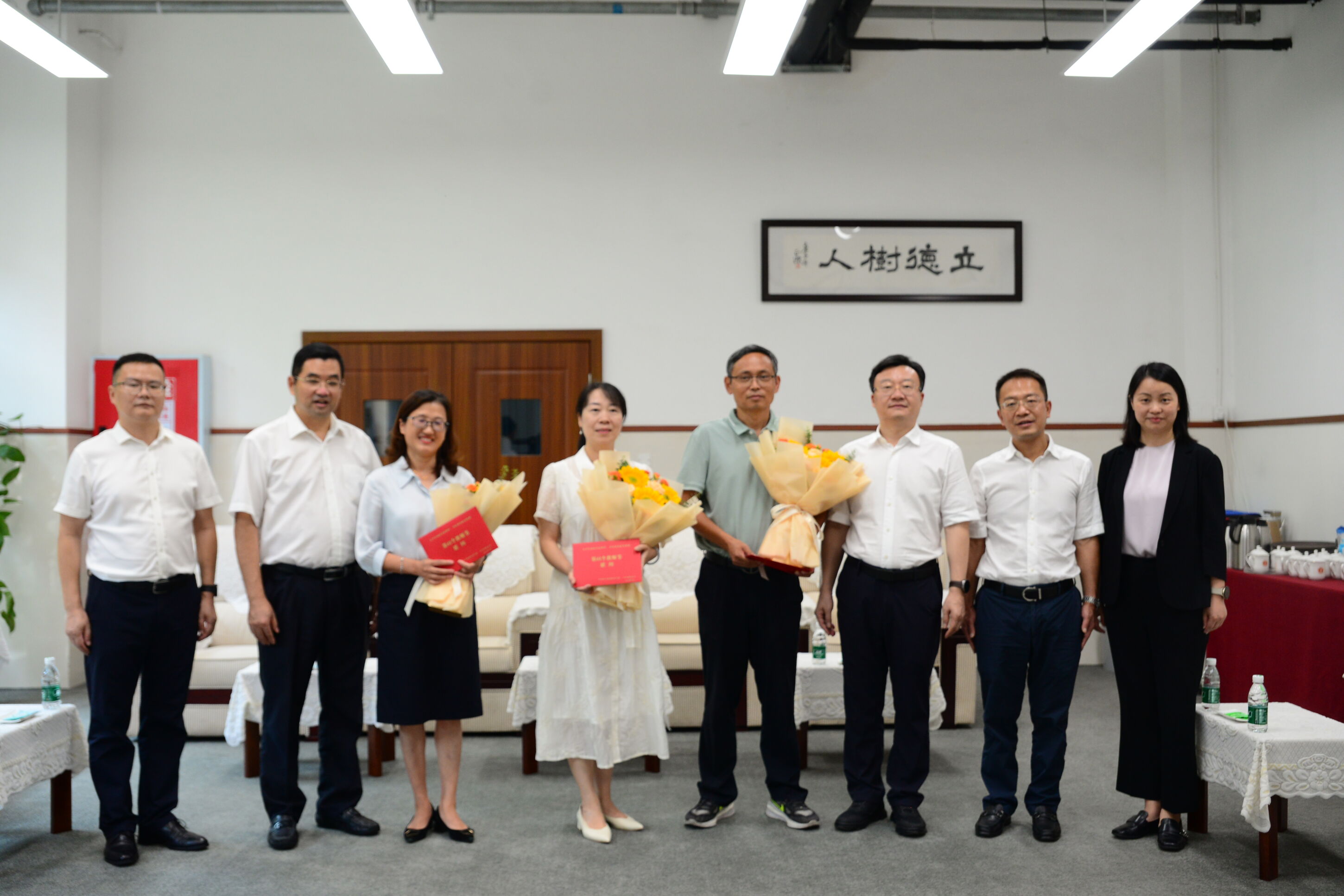 圖4 慰問雙流區(qū)教師代表