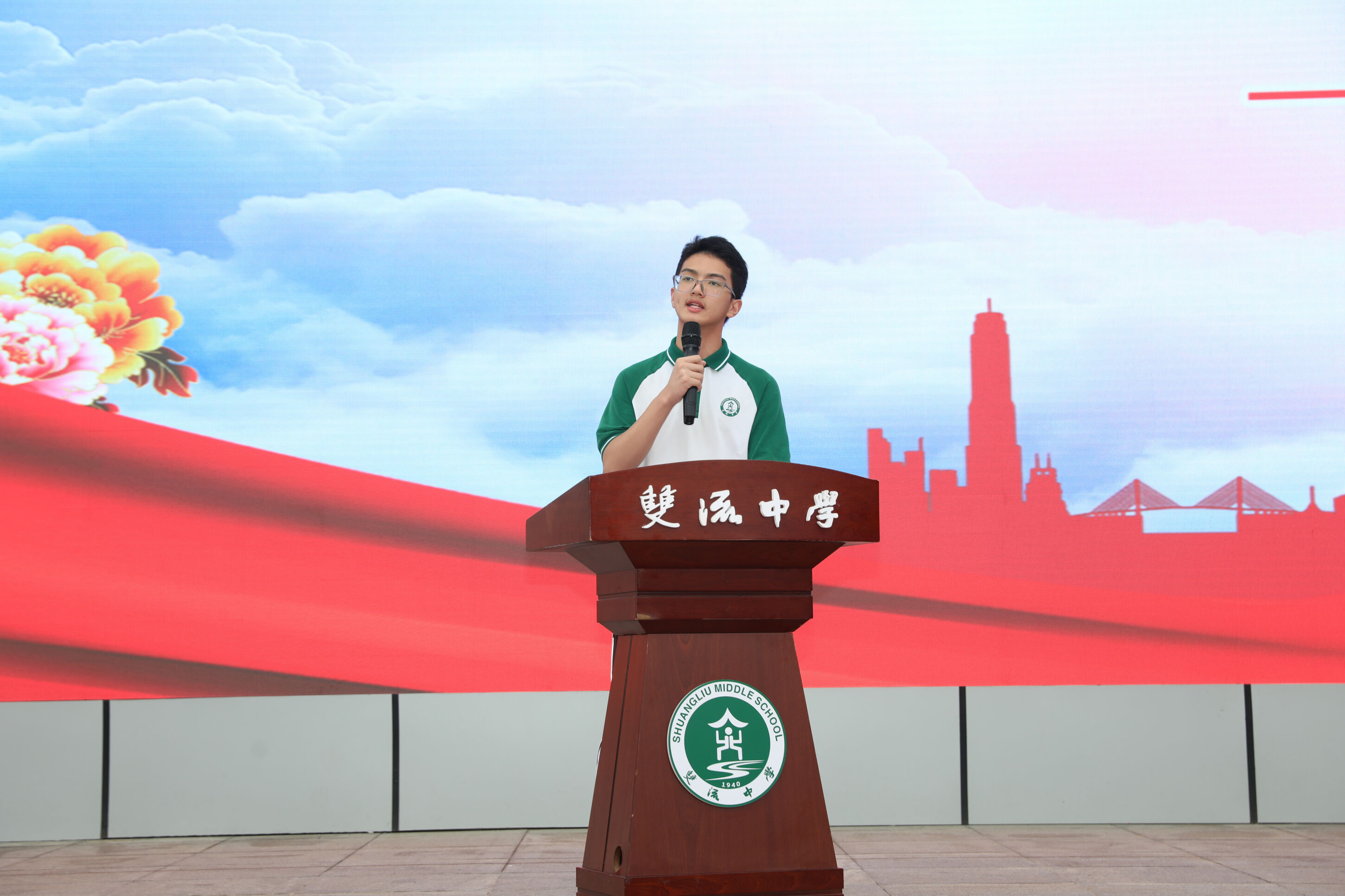 圖片13 學(xué)生代表馮福周演講