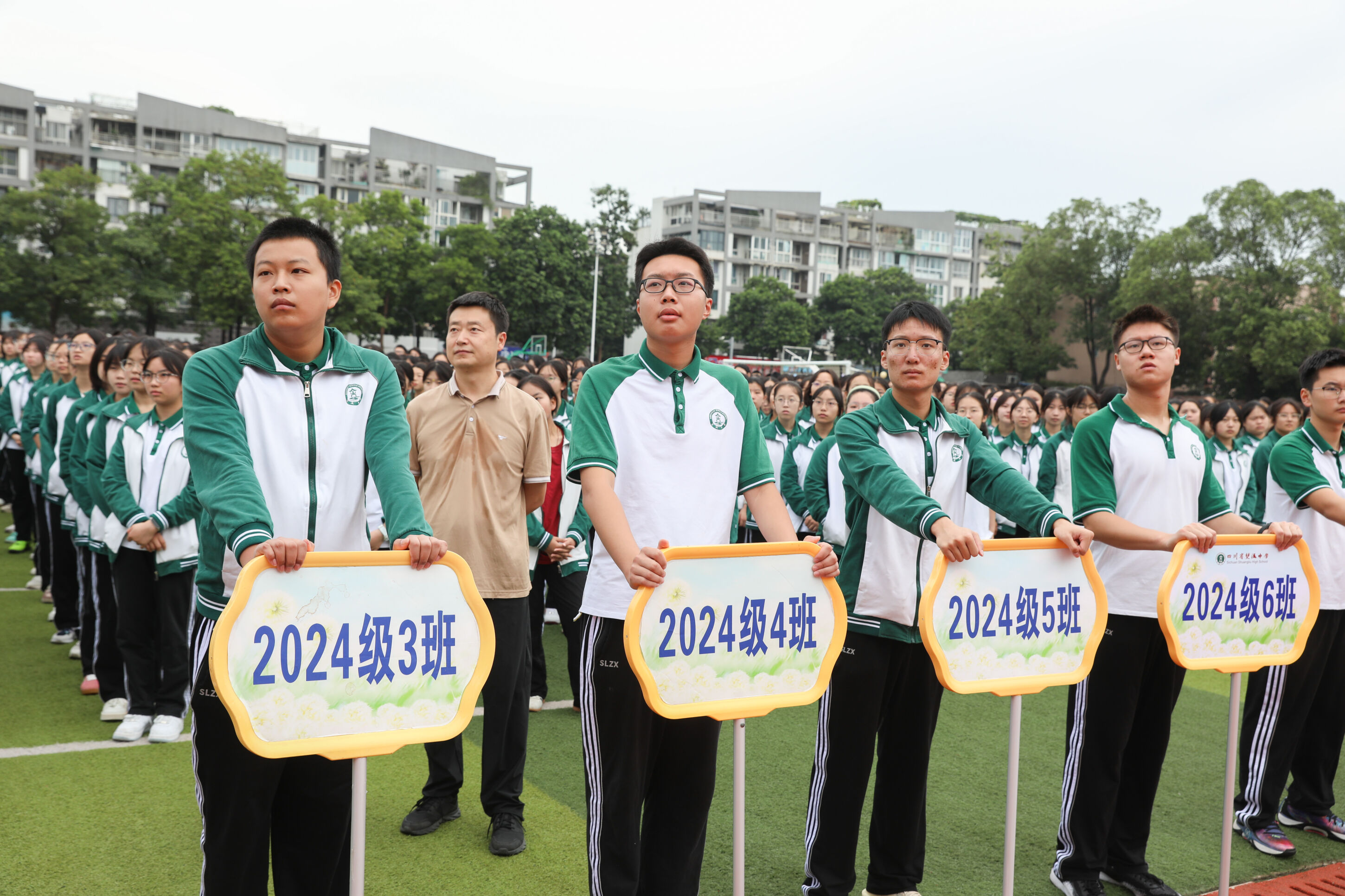 圖片14 學(xué)生認真聽講