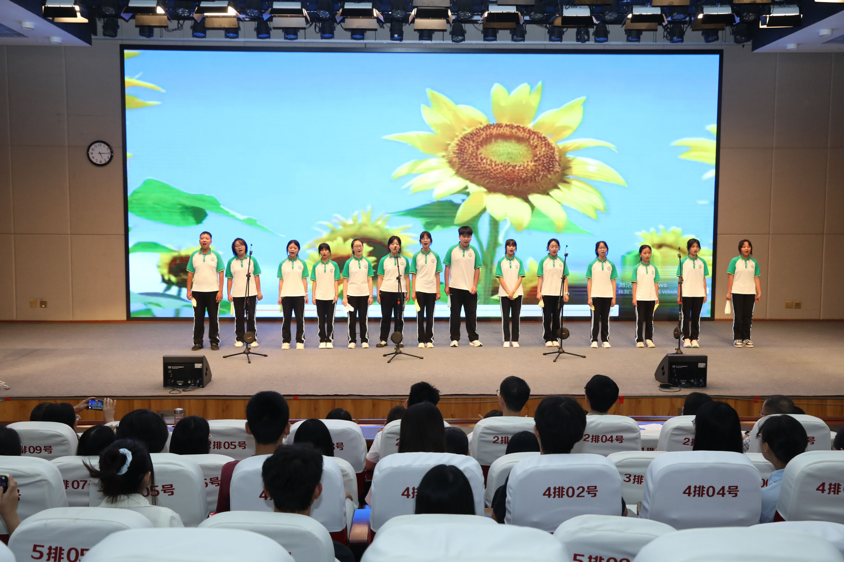 學(xué)生代表深情合唱《無與倫比的美麗》