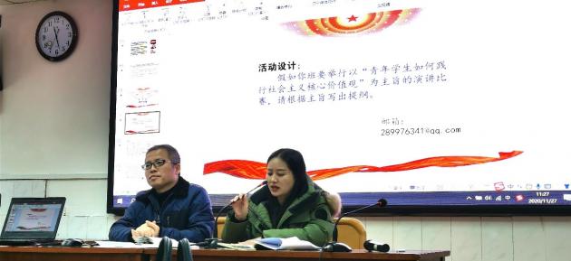 教研員屈勇老師（左）評課，杜梅老師（右）總結