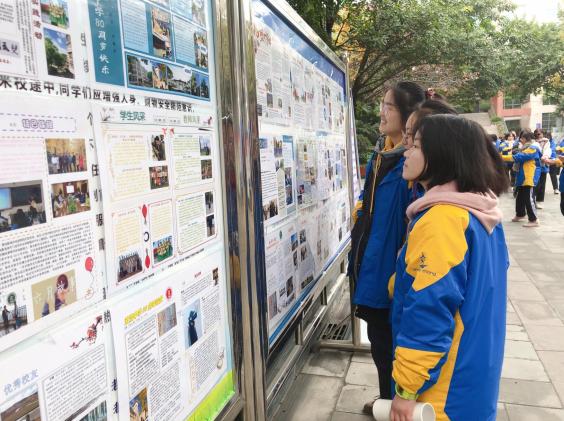 同學們欣賞展示作品