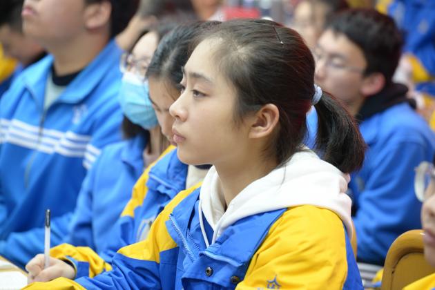 同學(xué)們認(rèn)真聆聽(tīng)