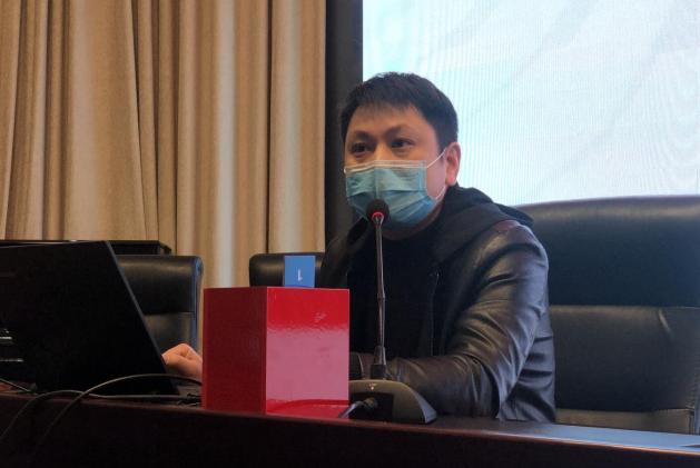 龍江華老師作報告分享創(chuàng)客經(jīng)驗