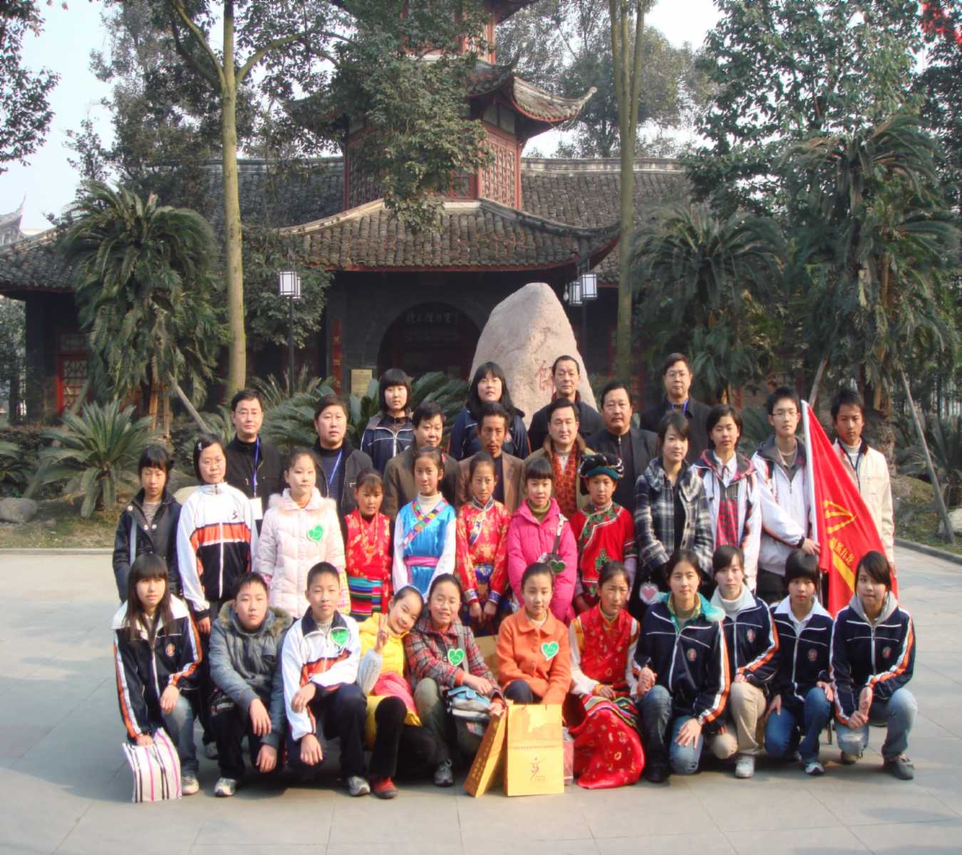 九龍縣教育考察團與雙中行政領(lǐng)導在鐘樓前合影