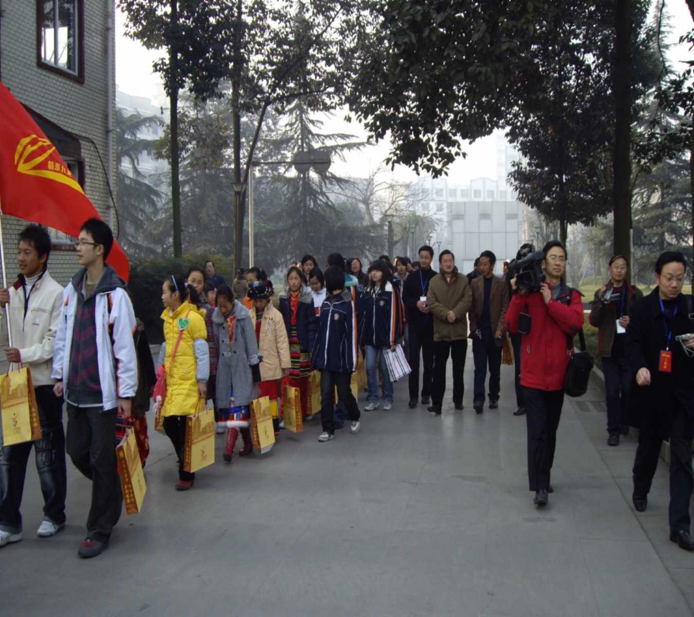 雙流中學領(lǐng)導陪同九龍師生參觀校園