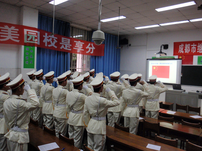 國旗班隊員面對國旗莊嚴(yán)宣誓